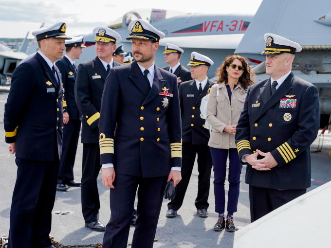 Kronprins Haakon om bord på det amerikanske hangarskipet USS 